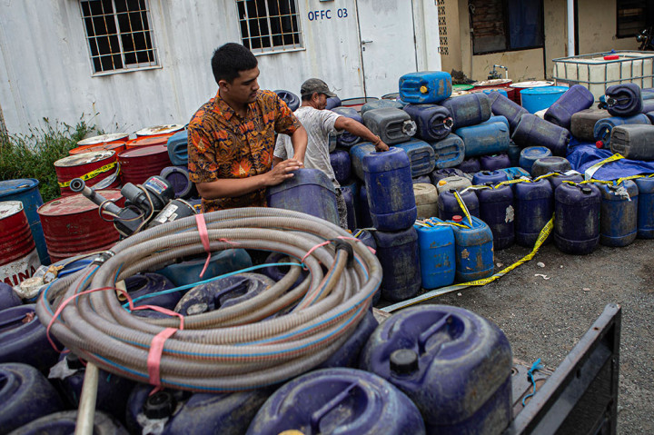 Dari pengakuan pelaku minyak tanah yang diperoleh secara ilegal dari pemasok berinisial SM asal Makassar itu sebagian telah dijual ke masyarakat dengan harga Rp12.000 hingga Rp13.000 per liter.