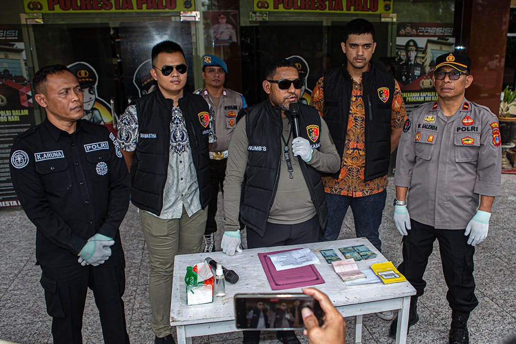Kedua pelaku EH dan BS dijerat pasal 53 dan/atau pasal 55 UU no 6 tahun 2023 tentang penetapan peraturan pemerintah pengganti UU no 2 tahun 2022 tentang cipta kerja menjadi UU jo UU no 22  tahun 2001 tentang minyak dan gas bumi jo Perpres no 69 tahun 2021 tentang perubahan atas Perpres no 191 tahun 2014 tentang penyediaan pendistribusian dan harga jual eceran bahan bakar minyak.