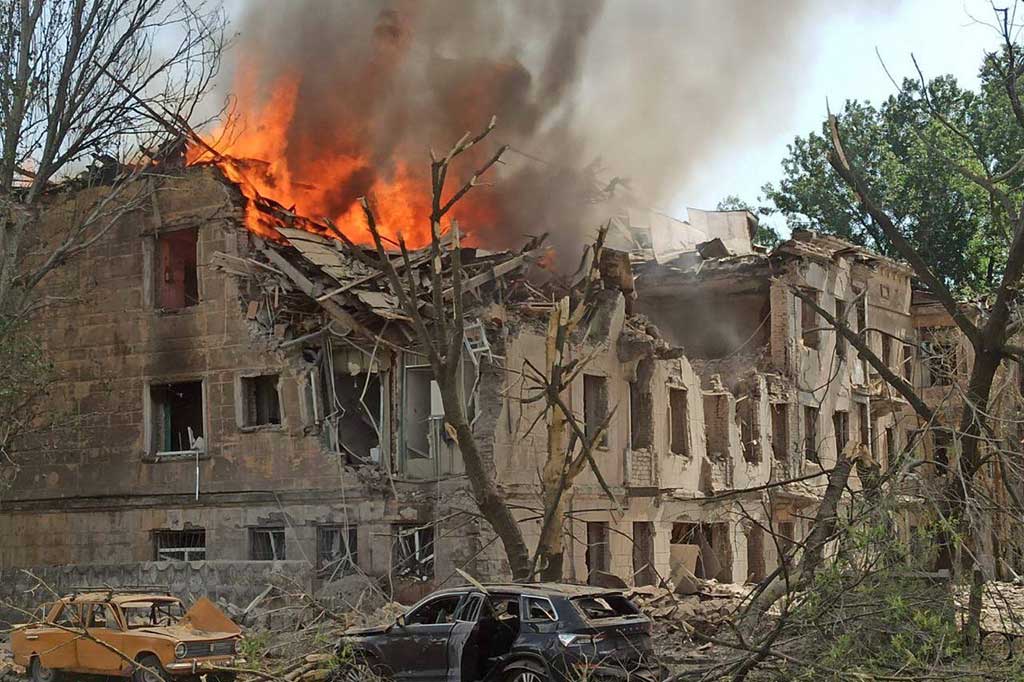 Kebakaran besar terjadi di sebuah fasilitas medis yang hancur akibat serangan rudal Rusia, di Kota Dnipro, Ukraina, Jumat, 26 Mei 2023.