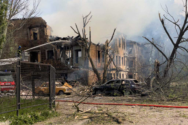 Lysak mengatakan yang terluka termasuk dua anak laki-laki berusia tiga dan enam tahun. Mereka telah dirawat di rumah sakit bersama 19 orang lainnya.