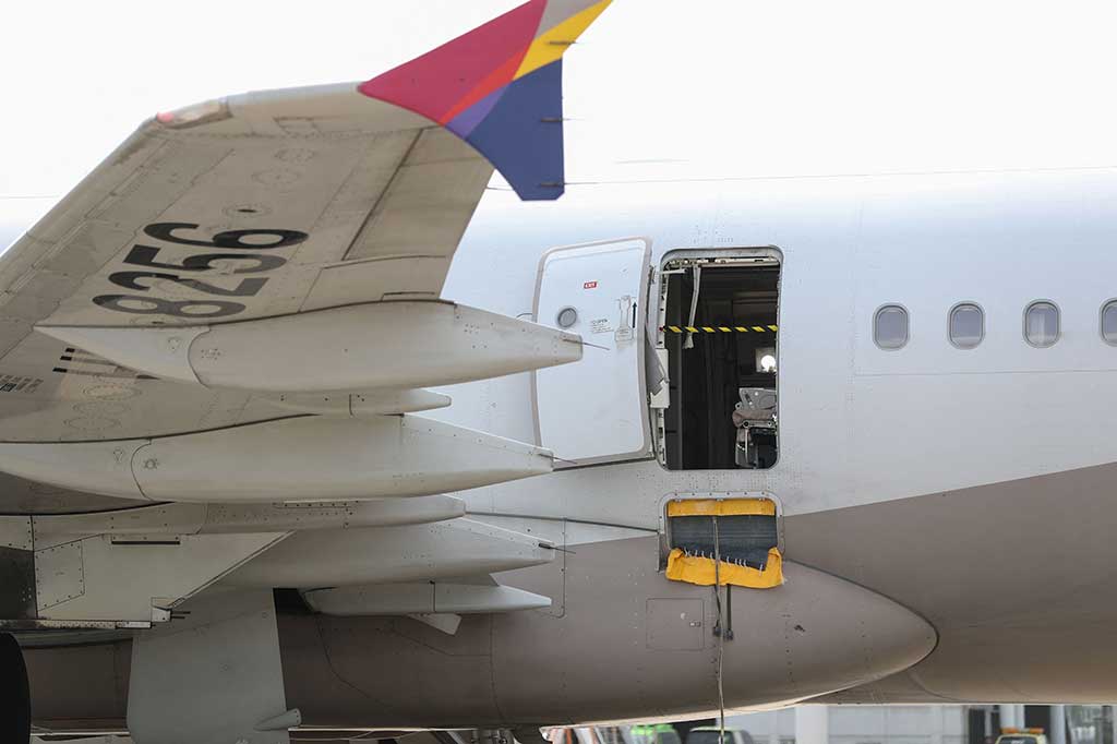 Pintu darurat pesawat Asiana Airlines yang terbuka terlihat di Bandara Internasional Daegu, di Daegu, Korea Selatan pada Jumat, 26 Mei 2023.