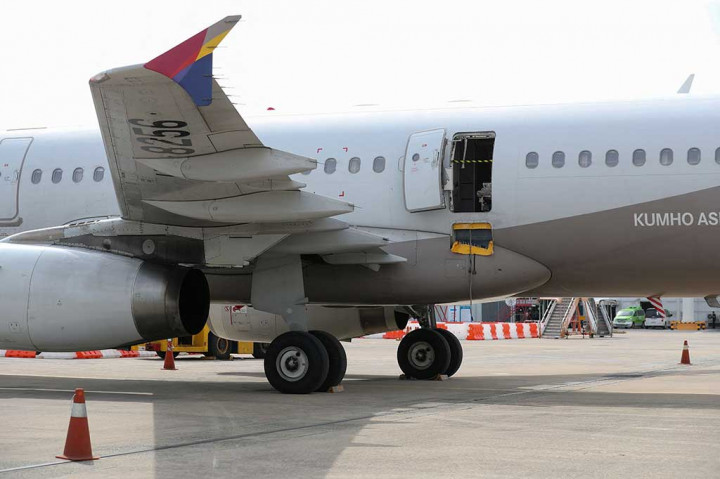  Seorang penumpang membuka pintu darurat pada penerbangan Asiana Airlines saat bersiap untuk mendarat Jumat, 26 Mei 20245. Beruntung pesawat mendarat dengan selamat tetapi beberapa orang harus dirawat di rumah sakit.