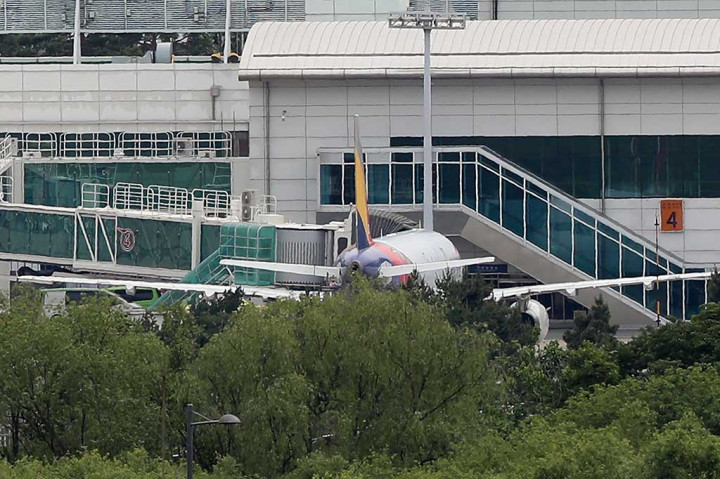 Airbus A321-200 membawa hampir 200 penumpang saat mendekati landasan pacu di Bandara Internasional Daegu, sekitar 240 kilometer (149 mil) tenggara Seoul, dalam penerbangan domestik.