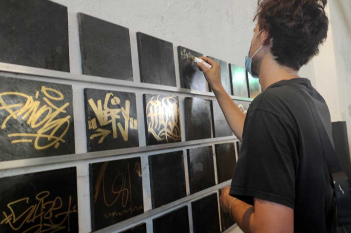 Sedikitnya 55 seniman grafiti dari 15 negara akan berkreasi seni corat-coret tembok pabrik cat Indaco yang luas lewat festival grafiti bertajuk Meeting of Styles (MOS) Indonesia II 2023, 27-28 Mei. Tema yang diangkat ialah Critical Mass.