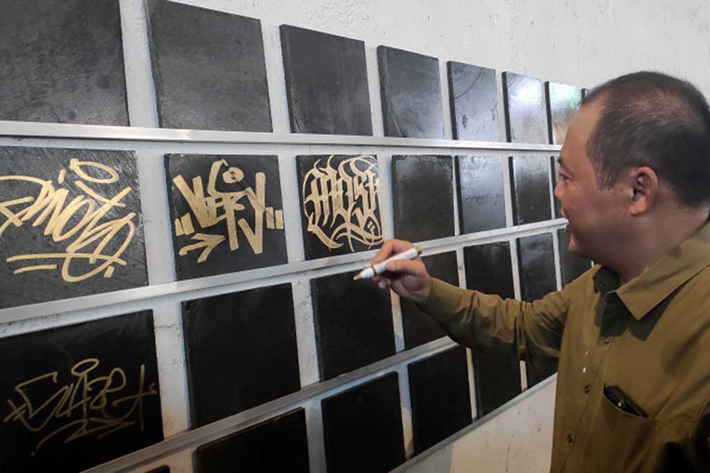 Bupati Karanganyar, Juliyatmono juga ikut mengukir grafiti saat pembukaan MOS 2023 bertema Critical Mass di ruang Belazo Art Indaco.