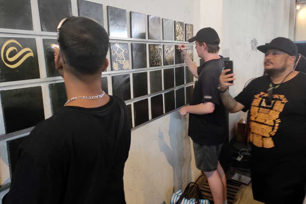 Sejumlah seniman grafiti dunia yang menjadi peserta MOS di Indaco memperagakan corat coret sederhana, sebelum tuangan kreatifitas di tembok Indaco pada Sabtu dan Minggu. 