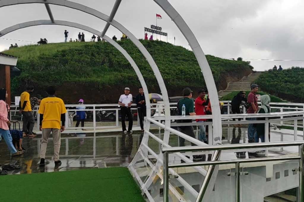 Kemuning Sky Hills memang memiliki daya tarik istimewa. Melalui jembatan kaca ini, pengunjung bisa menikmati keindahan pemandangan dari ketinggian panorama Lawu, hamparan kebun teh dan bentang pemukiman penduduk di bawah.