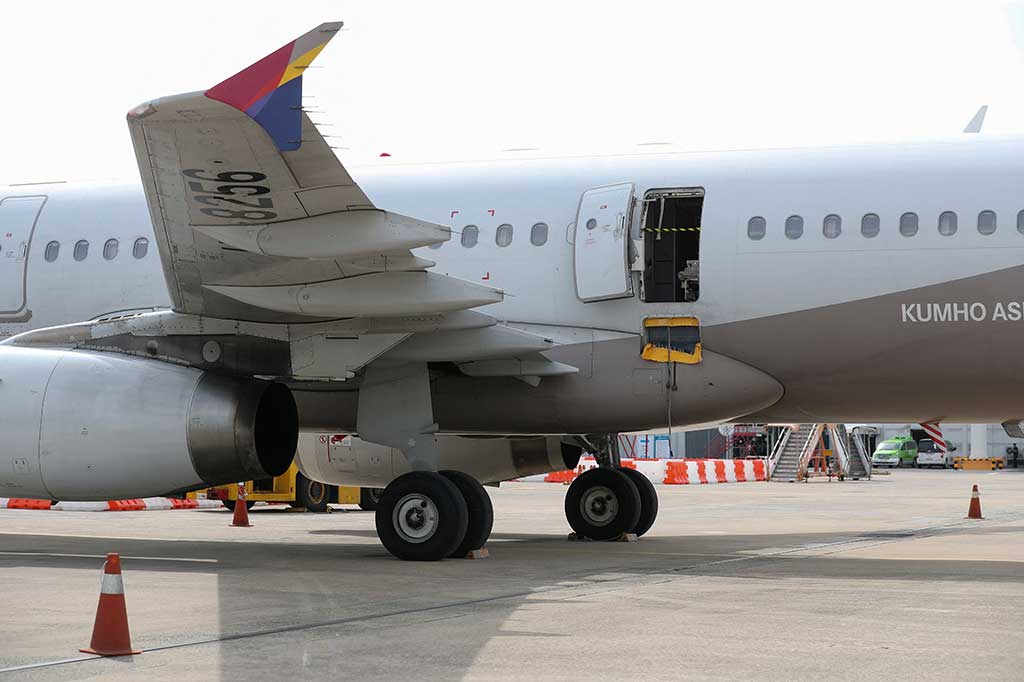 Seorang penumpang membuka pintu darurat pada penerbangan Asiana Airlines saat bersiap untuk mendarat Jumat, 26 Mei 20245. Beruntung pesawat mendarat dengan selamat tetapi beberapa orang harus dirawat di rumah sakit.
