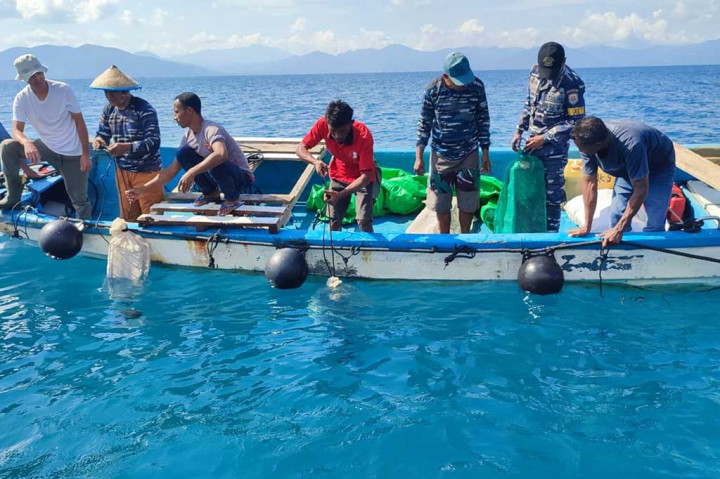 Dia mengaku kegiatan uji coba penanaman bibit kerang budidaya mutiara tersebut digagas olehnya bertujuan untuk membangun dan memperkuat ekonom maritim dan kelautan bagi warga Desa Kojadoi agar lebih sejahtera.