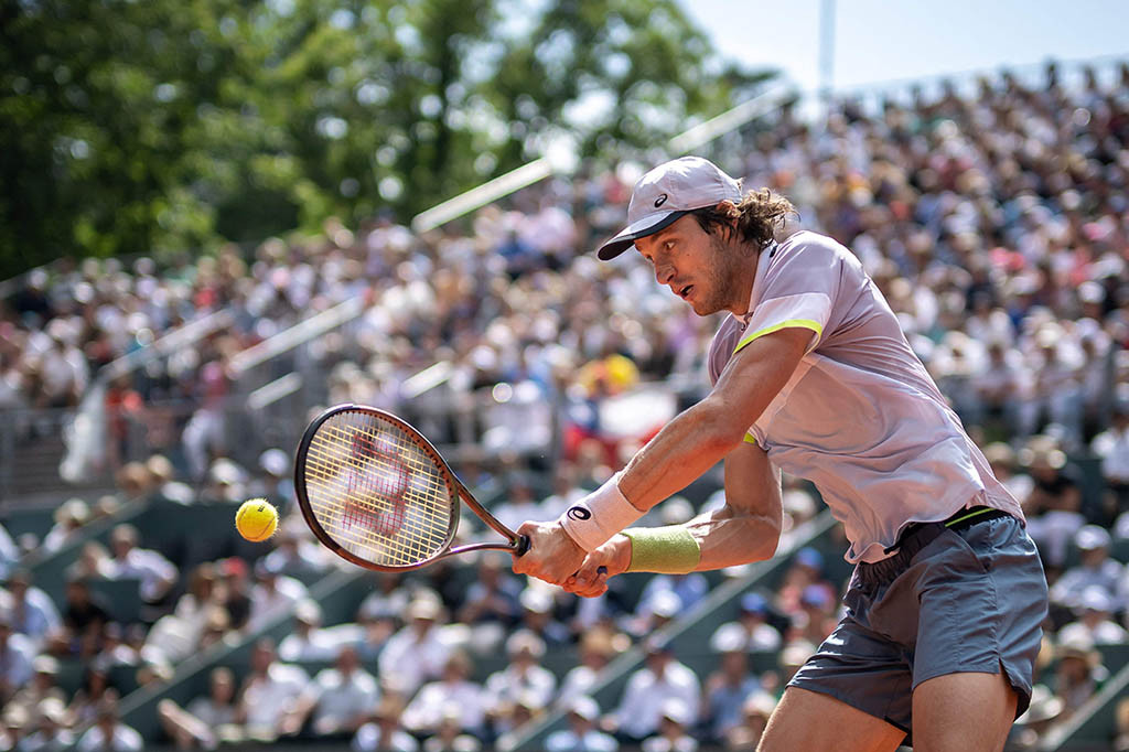 Petenis Chile Jarry, peringkat 54 dunia, mengalahkan Dimitrov 7-6 (7/1), 6-1 untuk merebut gelar tunggal ketiga dalam kariernya.