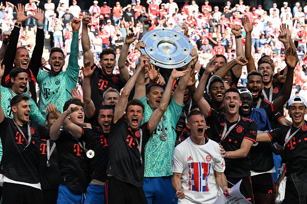 Tidak ada gol lagi di sisa waktu, Bayern menang dan memastikan diri menjadi juara di menit-menit terakhir. 