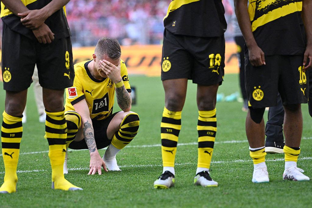 Borussia Dortmund gagal menjadi juara Bundesliga 2022/2023 setelah ditahan imbang 2-2 saat menjamu Mainz dalam matchday terakhir di Signal Iduna Park pada Sabtu, 27 Mei 2023 malam WIB.