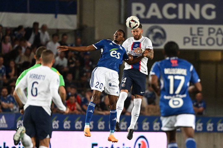 PSG kesulitan untuk mencetak gol di awal pertandingan, sedangkan Strasbourg nyaris membuka skor pada menit ke-15 umpan Ibrahima Sissoko ke Habib Diarra terlalu jauh dan bola bergulir ke dalam kotak penalti PSG. Bek PSG, El Chadaille Bitshiabu mengembalikannya ke kiper Gianluigi Donnarumma.