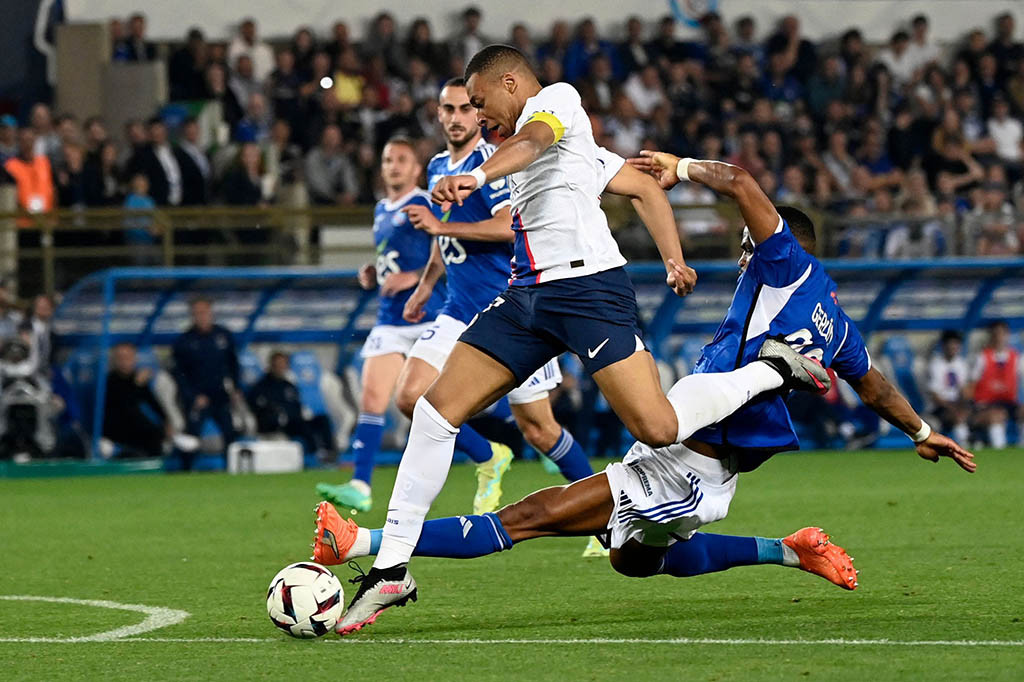 Paris Saint-Germain (PSG) keluar sebagai juara Ligue 1 atau Liga Prancis musim 2022/2023 setelah bermain imbang 1-1 melawan Strasbourg dalam lanjutan pekan ke-37 di Stade de la Meinau pada Minggu, 28 Mei 2023 dini hari WIB.