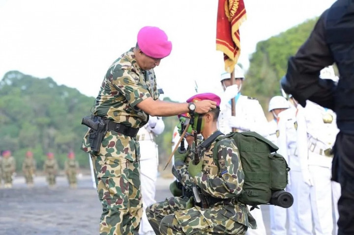 Pembaretan disematkan kepada 212 Bintara Remaja Angkatan 42 gelombang 1 dan 250 Tamtama Remaja Angkatan 42 gelombang 1 Koprs Marinir yang sebelumnya telah menempuh pendidikan dasar militer dilanjutkan pendidikan komando dengan berbagai materi mulai dari tahap laut, tahan darat, gerilya lawan gerilya dan terakhir lintas medan dari Banyuwangi ke Surabaya serta kursus pemantapan Bintara dan Tamtama di Komando Latih Korps Marinir (Kolatmar).
