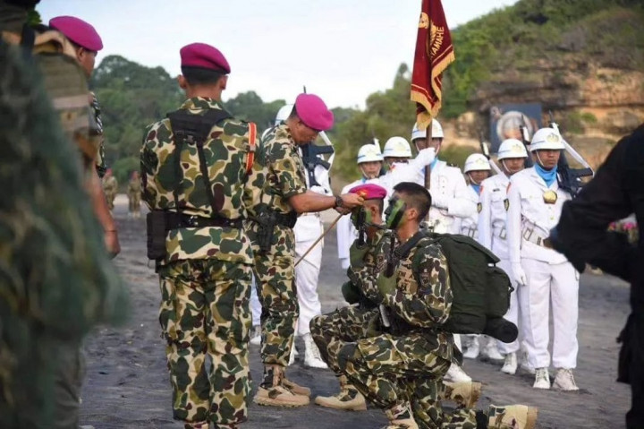 Rangkaian upacara pembaretan kali ini diawali dengan menyanyikan lagu Mars Korps Marinir, pembacaan Surat Keputusan Dankormar, diperdengarkan pidato Presiden RI Soekarno pada saat penganugerahan Panji KKO AL kepada Korps Komando Angkatan Laut, pembacaan surat pesan terakhir Prajurit KKO AL Usman dan Harun, penyematan baret ungu oleh Inspektur Upacara dan pengucapan Janji Setia oleh seluruh prajurit muda Korps Marinir serta amanat Komandan Korps Marinir.