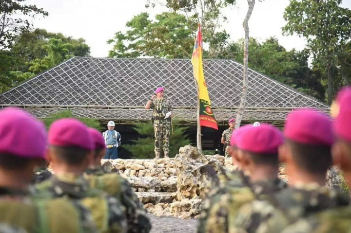 Diiringi gemuruh ombak pantai Baruna Malang selatan, Komandan Korps Marinir Mayjen TNI (Mar) Nur Alamsyah menyematkan 462 Baret Ungu kepada Prajurit Remaja Korps Marinir di Pantai Baruna Kondang Iwak Desa Tulungrejo, Dusun. Donomulyo, Malang Selatan, Jumat, 26 Mei 2023.