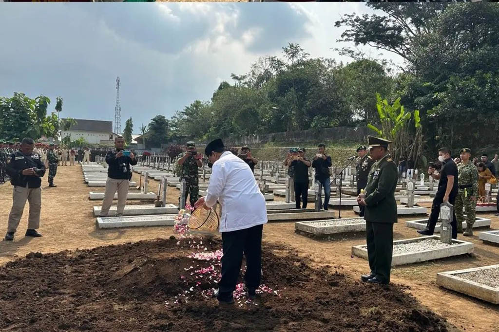 Bertindak selaku Inspektur Upacara pada pemakaman, Kaskostrad Mayjen TNI Syafrial.