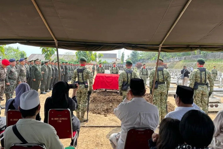 Menteri Pertahanan Prabowo Subianto, menghadiri pemakaman Mayjen (Purn) H. Mulchis Anwar Di TMP II Giridharmoloyo, Magelang, Sabtu, 27 Mei 2023, dengan upacara militer.