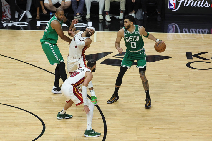 Berdasarkan data statistik, Celtics lebih banyak memimpin hampir di sepanjang laga, meski selisih paling tinggi hanya 13 poin. Namun laga berlangsung ketat dengan enam kali skor berimbang dan enam kali terjadi
pergantian keunggulan.