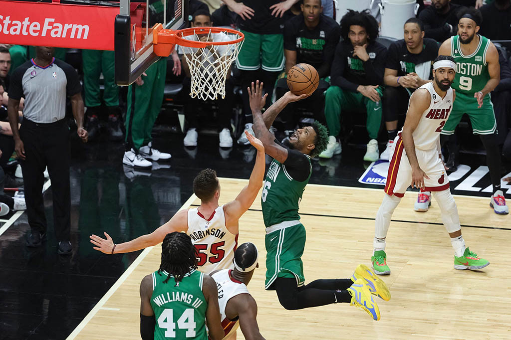 Miami Heat hampir saja memenangkan laga dan melaju ke babak Final NBA usai Jimmy Butler berhasil mengeksekusi tiga lemparan bebas yang membuat Heat unggul 103-102 saat sisa waktu pertandingan hanya tiga detik dan Final NBA sudah di depan mata.