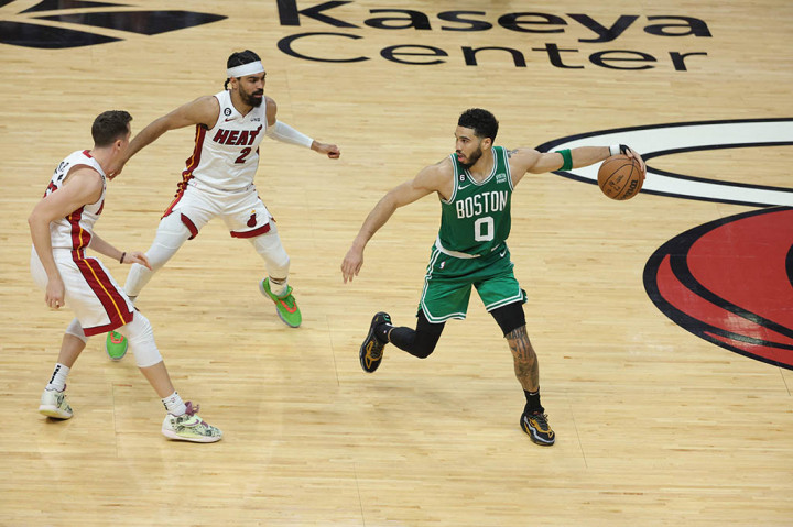 Boston Celtics mencuri kemenangan dari Miami Heat dengan skor tipis 104-103 di FTX Arena Miami, Minggu, 28 Mei 2023 WIB, dan memaksa gim ketujuh Final NBA Wilayah Timur dimainkan untuk menentukan tim yang berhak lolos babak Final NBA.
