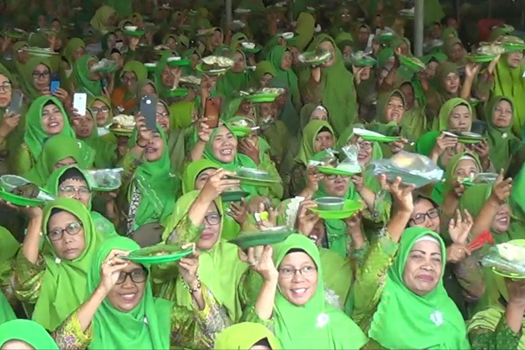 Kupang lontong, kuliner khas Kabupaten Sidoarjo tersebut dibawa sendiri dari rumah oleh para ibu-ibu Muslimat NU. Selanjutnya mereka makan bersama kupang lontong tersebut dan memecahkan rekor MURI dunia.