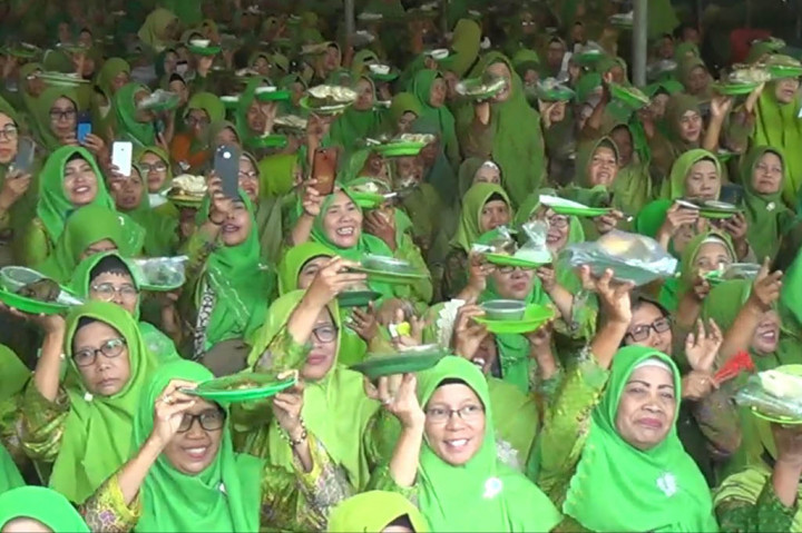 Kupang lontong, kuliner khas Kabupaten Sidoarjo tersebut dibawa sendiri dari rumah oleh para ibu-ibu Muslimat NU. Selanjutnya mereka makan bersama kupang lontong tersebut dan memecahkan rekor MURI dunia.