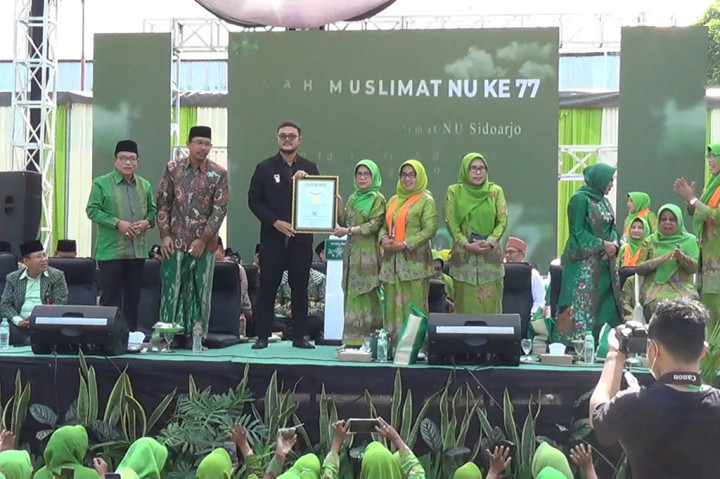 Sekitar 13 ribu massa Muslimat Nahdlatul Ulama (NU) Kabupaten Sidoarjo mengikuti kegiatan makan bersama kupang lontong yang diadakan di halaman parkir Stadion Gelora Delta Sidoarjo, Minggu, 28 Mei 2023. Kegiatan dalam rangka memperingati Harlah Muslimat NU 77 tahun ini memecahkan rekor MURI dunia.