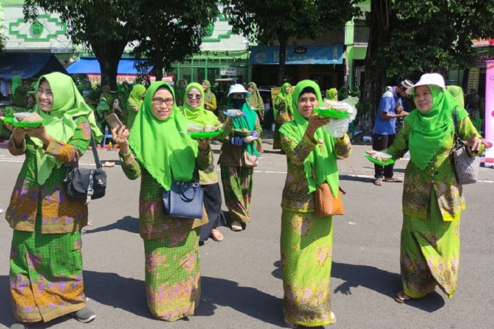 Bupati Sidoarjo Ahmad Muhdlor Ali yang akrab dipanggil Gus Muhdlor mengapresiasi kegiatan Muslimat itu. Hal itu sesuai dengan moto Muslimat hebat, Muslimat Kuat, dan Muslimat Berdaya. Moto tersebut dengan kegiatan makan bareng kupang lontong, apalagi memecahkan rekor MURI, kata Muhdlor, akan mewakili semua hal termasuk salah satunya adalah dari akar murni yaitu berupa local wisdom kabupaten.