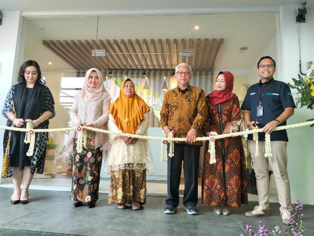 (Ki-ka) Wulan Tilaar, Inawati, ibunda dari Inawati, Rofiq Qoidul Adzam, Idza Priyanti, dan perwakilan dari BRI. (Foto: Dok. Medcom.id/Yatin Suleha)
