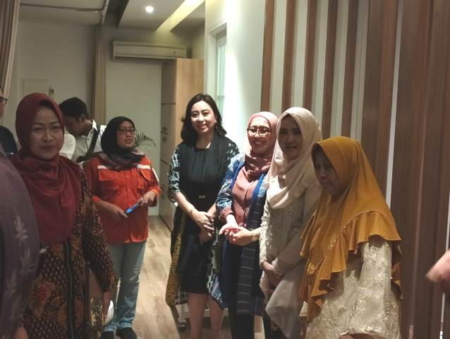 Pemilik dan tamu undangan melihat berbagai ruangan yang ada di Martha Tilaar Spa Express Brebes  (Foto: Dok. Medcom.id/Yatin Suleha)