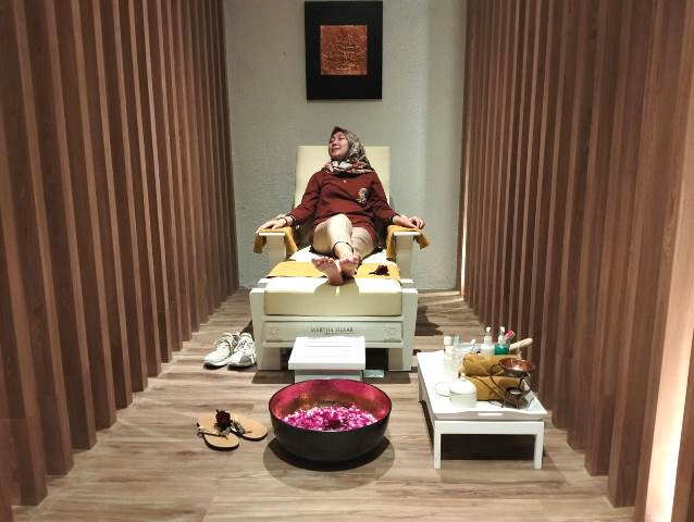 Melakukan pijat kaki dan treatment lain dengan aneka herbal Indonesia. (Foto: Dok. Medcom.id/Yatin Suleha)