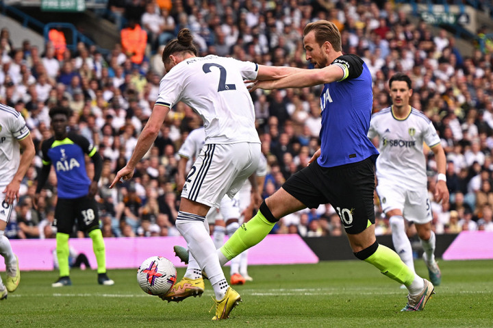 Tottenham langsung mengambil inisiatif menyerang terlebih dahulu dan mampu menciptakan gol cepat pada menit ke-2 melalui tendangan yang dilepaskan oleh Harry Kane. Berawal dari umpan dekat Son Heung-min, Kane mampu menendang bola tepat ke dalam gawang Leeds United yang tak mampu dijangkau oleh kiper Joel Robles sehingga skor berubah menjadi 1-0.