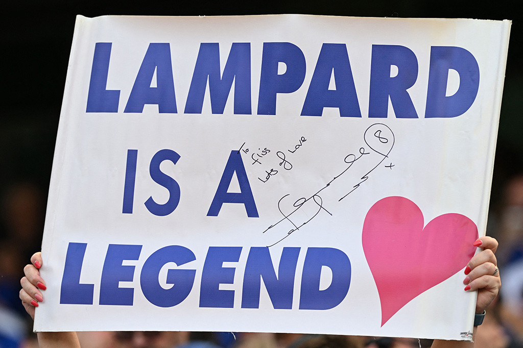 Chelsea belum mengumumkan pelatih yang bakal meracik skuad The Blues setelah ditinggalkan oleh Lampard. Namun nama pelatih Mauricio Pochettino dirumorkan akan segera berlabuh ke Stamford Bridge.
