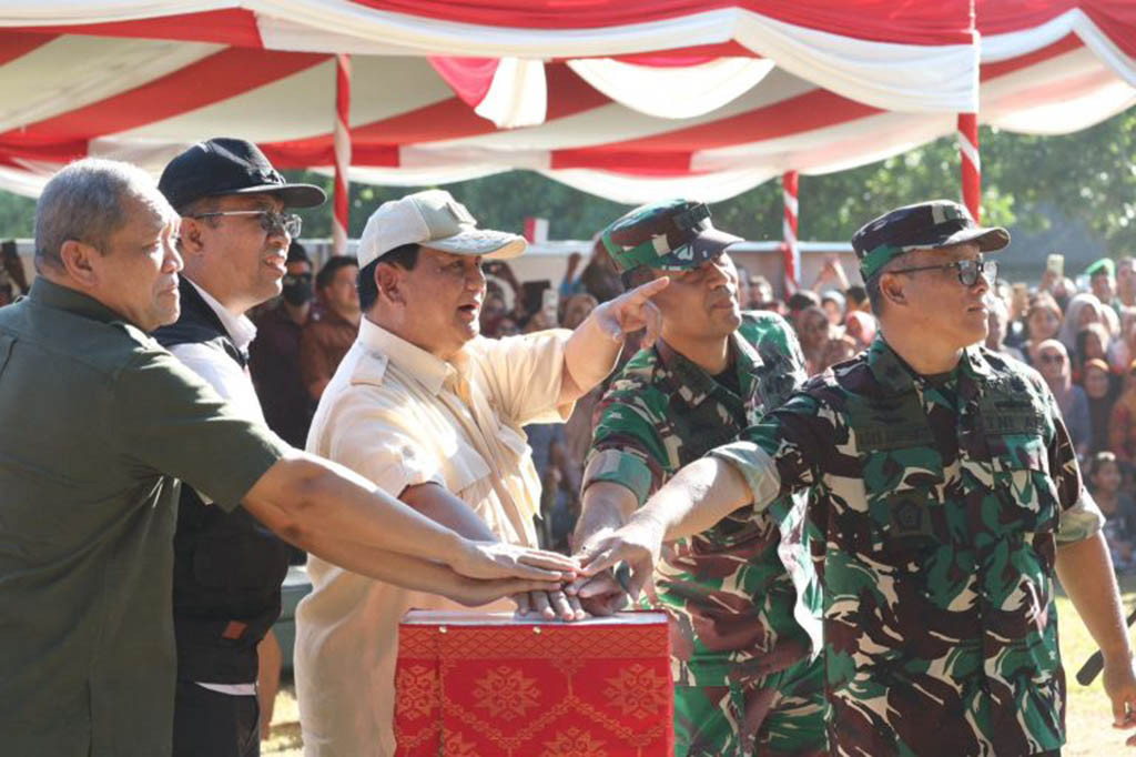 Selain meresmikan sumber mata air bersih, Menhan Prabowo yang didampingi Rektor Universitas Pertahanan (Unhan) Laksamana Madya TNI Amarulla Octavian juga berkesempatan berbincang dengan 11 Kepala Desa dan masyarakat di Sumbawa melalui video conference di lapangan Kodim 1607/SBW.