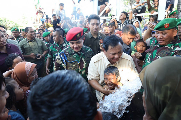 Menhan Prabowo juga mengungkapkan rasa syukurnya karena usaha dan kerja keras Kemhan dan Unhan ini dapat dirasakan manfaatnya oleh seluruh rakyat. Sumber-sumber air ini merupakan penemuan dari para pakar Unhan, termasuk para Dekan.