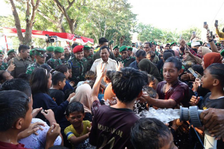 Menhan Prabowo menyatakan terima kasih karena dapat bertatap muka dan berkomunikasi langsung dengan masyarakat di 11 Desa Sumbawa. Di wilayah tersebut telah berhasil ditemukan 11 titik sumber mata air. Saat ini secara keseluruhan terdapat 31 titik sumber mata air di NTB yang sudah berjalan dan sudah dimanfaatkan oleh rakyat.