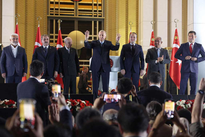Presiden Turki Tayyip Erdogan (Tengah) dan sekutu partainya menyapa para pendukung menyusul kemenangannya pada putaran kedua pemilihan presiden, di Istana Kepresidenan di Ankara, Senin, 29 Mei 2023.