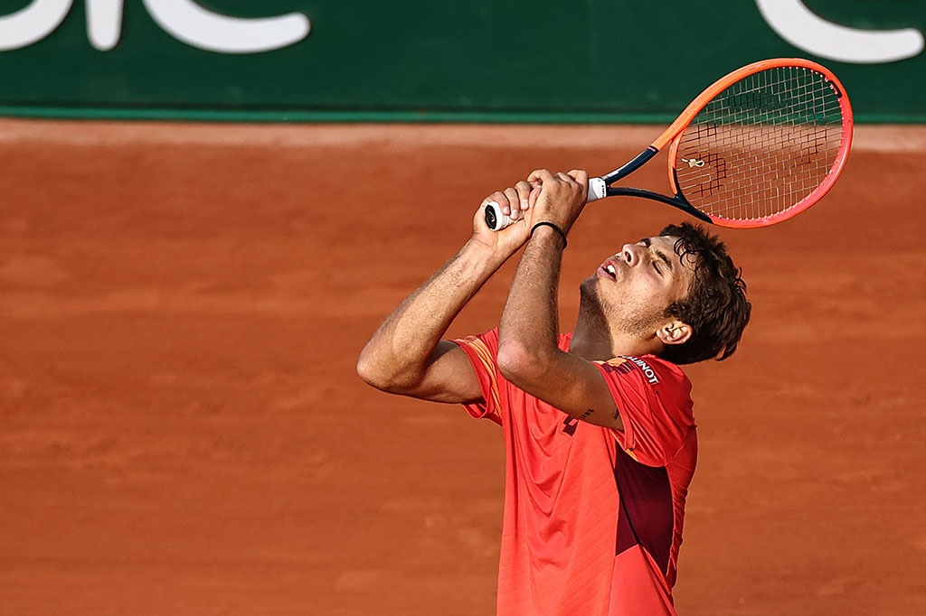 Petenis berusia 20 tahun, unggulan teratas termuda di Roland Garros sejak Bjorn Borg pada 1976 itu, menang 6-0, 6-2, 7-5 atas lawannya yang berada di peringkat 159.