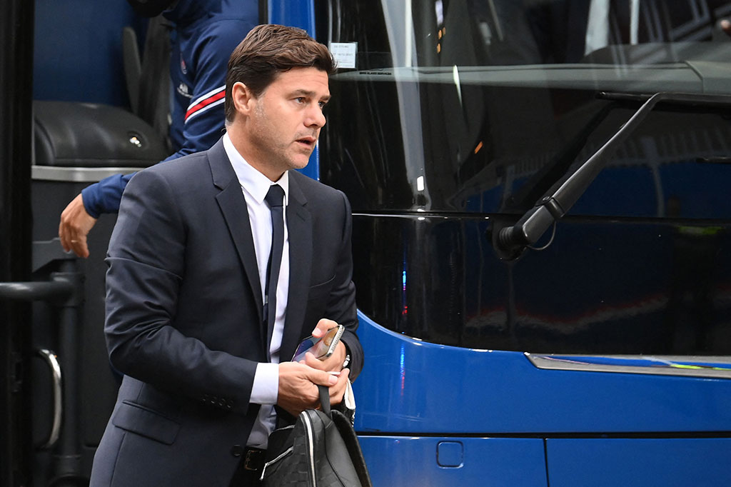 Sebelum resmi dikontrak tim London Biru, Pochettino terakhir kali melatih Paris Saint-Germain dan membawa klub asal Prancis tersebut meraih gelar Ligue 1 dan Piala Prancis.