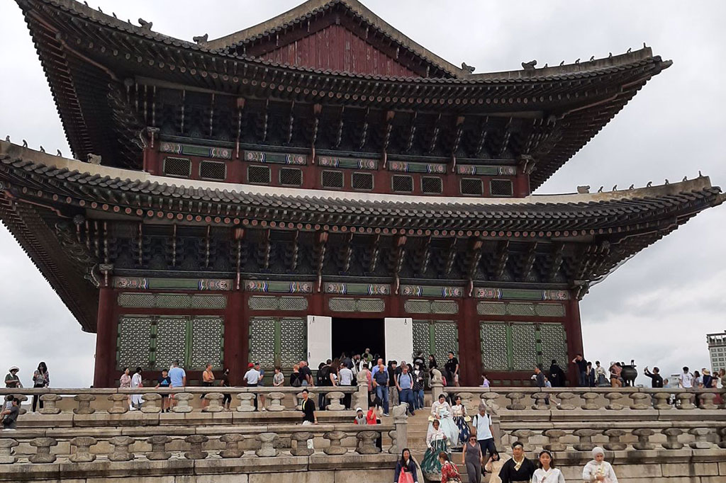 Meski dahulu merupakan bangunan kerajaan, Istana Gyeongbokgung kini terbuka untuk para turis. Pengunjung bisa menggunakan hanbok (pakaian tradisional Korea) untuk masuk ke area istana tersebut. 
