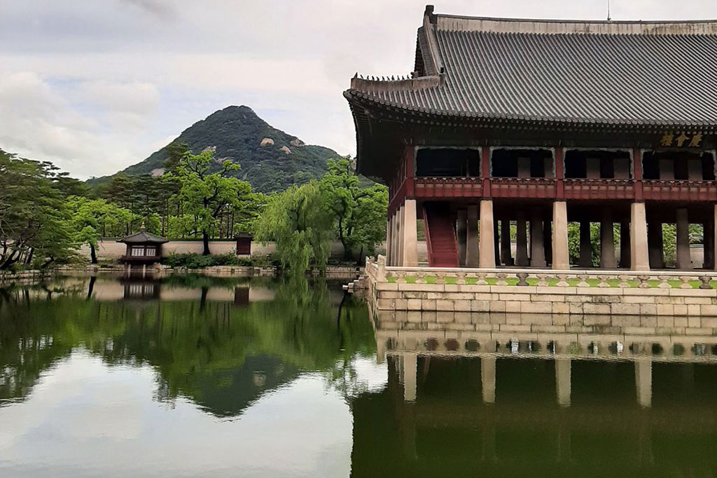 Harga tiket masuk Istana Gyeongbokgung berbeda-beda. Untuk orang dewasa usia 25-64 tahun, biaya masuknya sekitar 3.000 won (setara Rp34.000). Tapi, jika datang dengan kelompok harganya bisa lebih murah, sebesar 2.400 won (sekitar Rp27.500). 