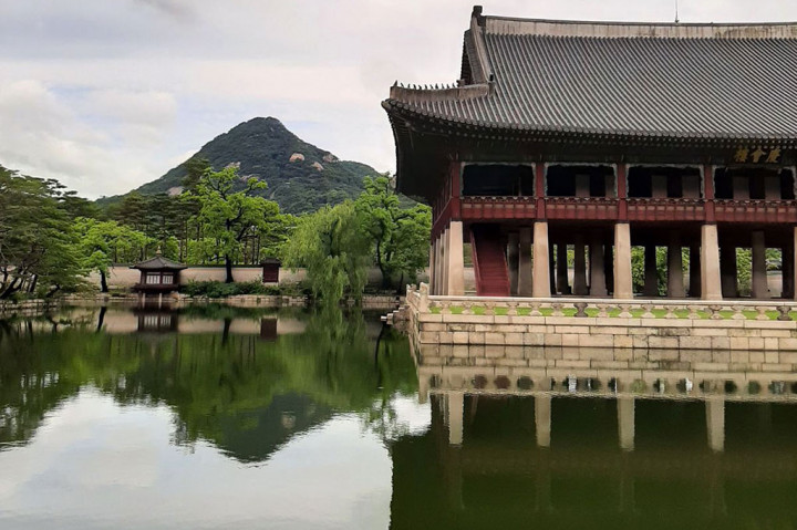 Harga tiket masuk Istana Gyeongbokgung berbeda-beda. Untuk orang dewasa usia 25-64 tahun, biaya masuknya sekitar 3.000 won (setara Rp34.000). Tapi, jika datang dengan kelompok harganya bisa lebih murah, sebesar 2.400 won (sekitar Rp27.500). 