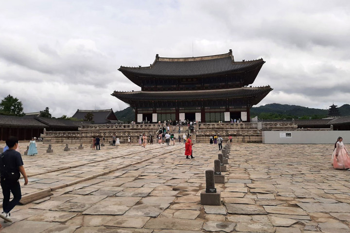 Keindahan Istana Gyeongbokgung di Korea Selatan tak diragukan lagi. Istana utama Dinasti Joseon yang megah ini dibangun pada 1395. 