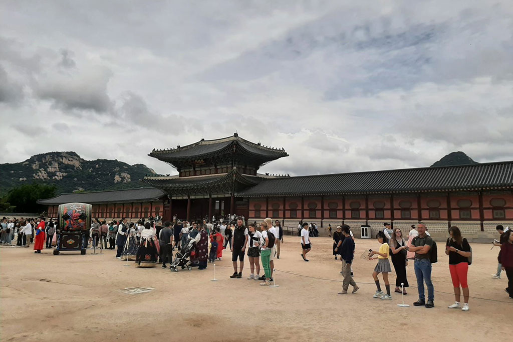 Berlokasi di Gunung Baegaksan sebelah utara dan Yukjogeori (jalanan enam kementerian), menjadikan Istana Gyeongbokgung berada di ring 1 Korea Selatan. 