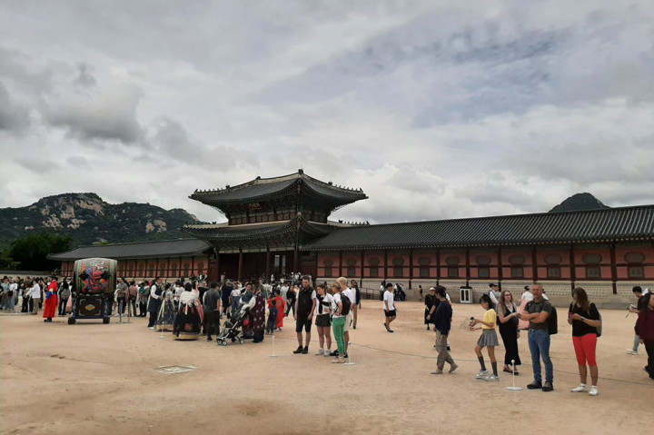 Berlokasi di Gunung Baegaksan sebelah utara dan Yukjogeori (jalanan enam kementerian), menjadikan Istana Gyeongbokgung berada di ring 1 Korea Selatan. 