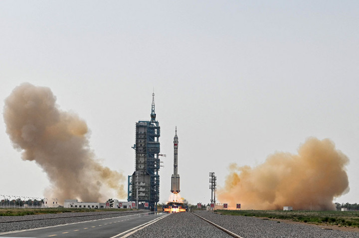 Roket Long March-2F, yang membawa Misi Penerbangan Luar Angkasa Berawak Shenzhou-16, lepas landas dari Pusat Peluncuran Satelit Jiuquan di Provinsi Gansu, barat laut Tiongkok, menuju stasiun luar angkasa Tiangong, Selasa, 30 Mei 2023.