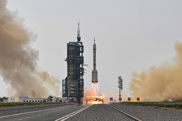 Tiongkok, Selasa, 30 Mei 2023, melucurkan tiga astronaut ke stasiun ruang angkasa Tiangong, sekaligus menempatkan seorang warga sipil ke orbit untuk pertama kalinya.