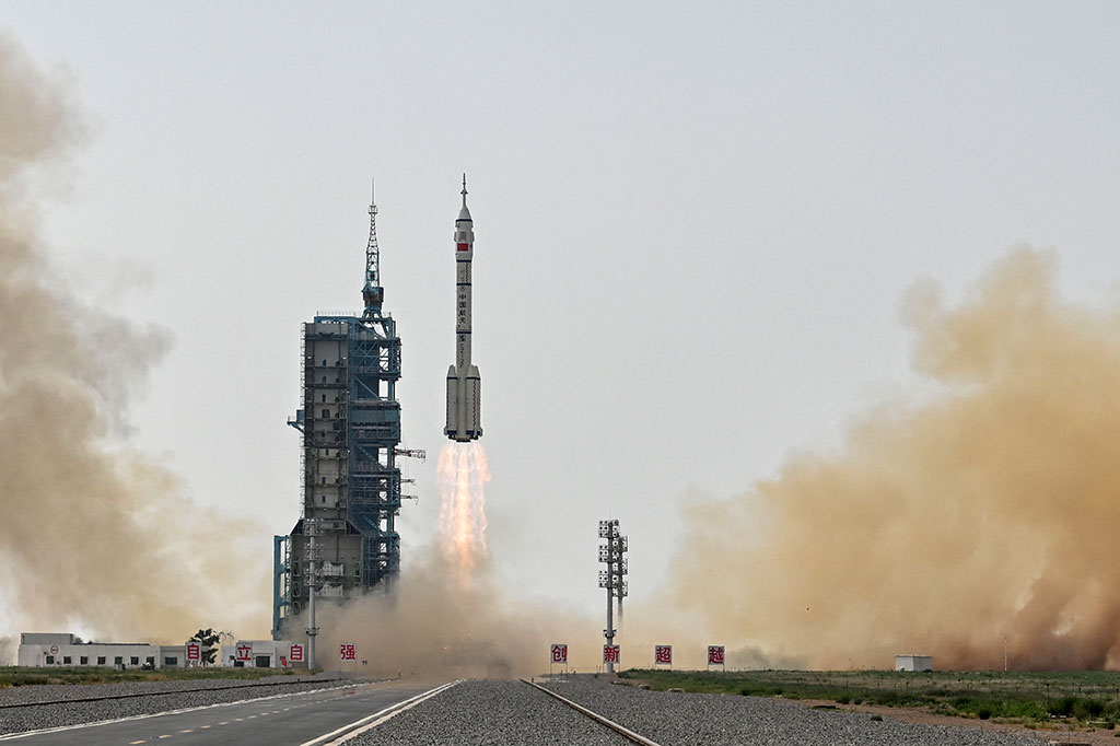 Awak Shenzhou-16 lepas landas di atas roket Long March 2F dari Pusat Peluncuran Satelit Jiuquan di Tiongkok barat laut pada pukul 09.31 (01.31 GMT).